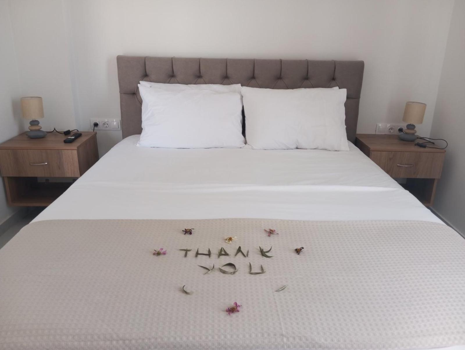 Three Charites Resort Gialova Exterior foto